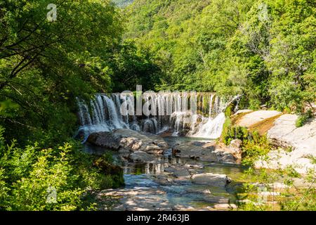 Wasserfall auf der Vis im Frühjahr in Hérault, Occitanie, Frankreich Stockfoto