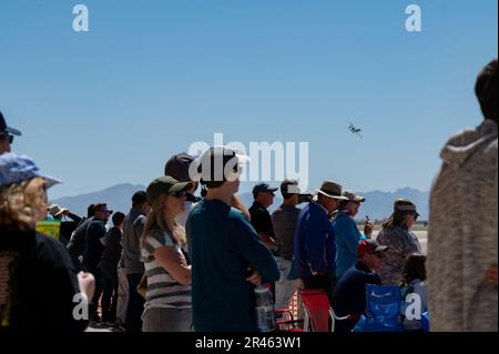 Besucher der Flugschau sehen während der Thunder and Lightning Over Arizona Air Show auf dem Luftwaffenstützpunkt Davis-Monthan, Ariz., 26. März 2023 einen Künstler fliegen. Thunder and Lightning Over Arizona ist eine Open-House-Flugschau, bei der Mitglieder der Gemeinde die Mission bei DM kennenlernen und mit ihr zusammenarbeiten können. Stockfoto