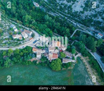 Kleines Dorf im Zentrum des Zirkus der Navacelles, in Hérault, Occitanie, Frankreich Stockfoto
