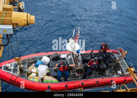 Marihuana-Ballen werden von den Mitgliedern des Boarding Teams der USA geborgen Coast Guard Cutter Active (WMEC 618) bei Golfito, Costa Rica, 7. März 2023. Die Besatzung von Active hat mehr als $3,5 Millionen Marihuana wiedergefunden, das von mutmaßlichen Drogenhändlern über Bord geworfen wurde. Stockfoto