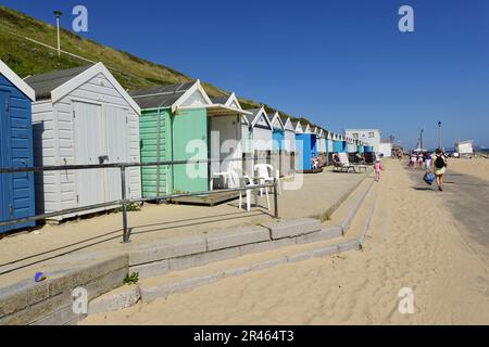 Southbourne Beach, Bournemouth, Großbritannien. 26. Mai 2023. Leute, die die Abendsonne genießen - was für ein toller Start für das Feiertagswochenende. Kredit: Julian Kemp/Alamy Live News Stockfoto