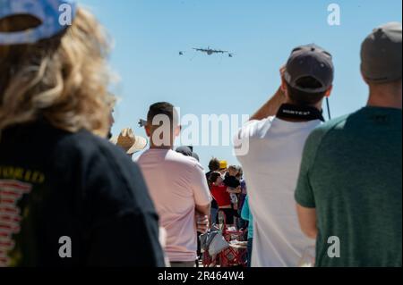 Besucher der Flugschau sehen während der Thunder and Lightning Over Arizona Air Show auf dem Luftwaffenstützpunkt Davis-Monthan, Ariz., 26. März 2023 einen Künstler fliegen. Thunder and Lightning Over Arizona ist eine Open-House-Flugschau, bei der Mitglieder der Gemeinde die Mission bei DM kennenlernen und mit ihr zusammenarbeiten können. Stockfoto