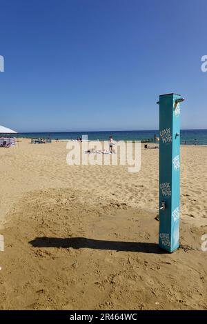 Southbourne Beach, Bournemouth, Großbritannien. 26. Mai 2023. Leute, die die Abendsonne genießen - was für ein toller Start für das Feiertagswochenende. Kredit: Julian Kemp/Alamy Live News Stockfoto