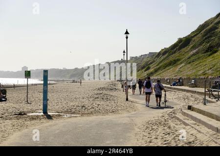 Southbourne Beach, Bournemouth, Großbritannien. 26. Mai 2023. Leute, die die Abendsonne genießen - was für ein toller Start für das Feiertagswochenende. Kredit: Julian Kemp/Alamy Live News Stockfoto