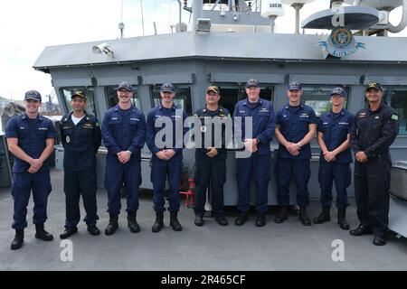 Besatzungsmitglieder von USCGC Stone (WMSL 758) und Mitarbeiter der brasilianischen Marine posieren für ein Foto an Bord des brasilianischen Marineschiffs Amazonas während eines Einsatzes in Rio de Janeiro am 8. März 2023. Stone ist im Südatlantik im Einsatz, um illegale maritime Aktivitäten zu bekämpfen und die Beziehungen zur maritimen Souveränität in der gesamten Region zu stärken. Stockfoto