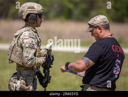 Staff Sgt. Joseph Haynes, Soldat des 2. Geschwaders, 1. Kavallerie-Regiment, 1. Stryker-Brigade-Kampfteam, 4. Infanterie-Division, nimmt am 11. April 2023 am internationalen Sniper-Wettbewerb 2023 in Fort Benning, Georgia, Teil. Die Scharfschützen beim Wettkampf mussten wichtige Kampffähigkeiten unter Beweis stellen, einschließlich Tarnung, Aufklärung, Fitness und die Fähigkeit, sich unter Druck anzupassen. Stockfoto