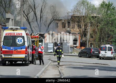 Dnipro, Ukraine. 26. Mai 2023. DNIPRO, UKRAINE - 26. MAI 2023 - ein Krankenwagen parkt am Ort eines russischen Raketenangriffs auf Dnipro, Zentralukraine. Zwei Menschen sind gestorben und 31 wurden verletzt, darunter zwei Kinder - Jungen im Alter von drei und sechs Jahren. Wie berichtet, starteten die Russen am Freitagmorgen, dem 26. Mai 2023, einen Raketenangriff auf Dnipro, der eine medizinische Einrichtung, die Menschen mit psychischen Erkrankungen hilft, und eine Tierklinik traf. Kredit: Ukrinform/Alamy Live News Stockfoto