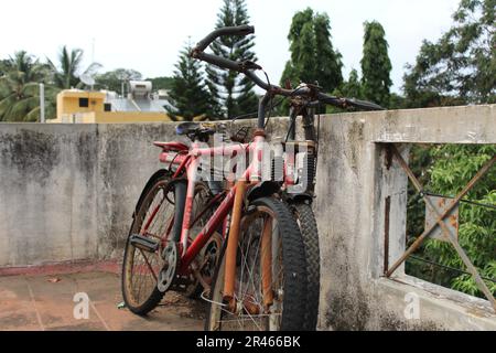Ein verlassenes Fahrrad auf einem Dach in Bangalore, Indien. Stockfoto