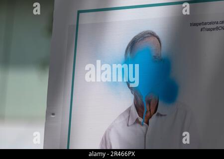 Ein Wahlplakat des ehemaligen Bürgermeisters und Kandidaten Xavier Trias mit blauer Farbe. Wenige Stunden nach Ende der Wahlpropagandazeit sind einige Wahlplakate sichtbar, die Zeichen von Vandalismus oder kritischen Veränderungen durch Oppositionsgruppen zeigen. Stockfoto