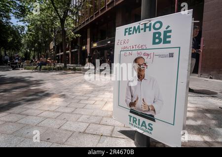 Ein Wahlplakat des ehemaligen Bürgermeisters und Kandidaten Xavier Trias mit Anspielungen auf die Korruption von 3 % seiner Regierungszeit. Wenige Stunden nach Ende der Wahlpropagandazeit sind einige Wahlplakate sichtbar, die Zeichen von Vandalismus oder kritischen Veränderungen durch Oppositionsgruppen zeigen. Stockfoto