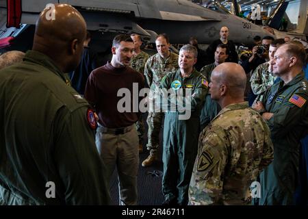 230324-N-OX847-1182 TYRRHENIAN SEA (24. März 2023) LT. Russell Huff, Carrier Air Wing (CVW) 7 Wartungsoffizier, spricht mit Kapitän Alex Hampton, Commander, CVW-7, USA General Christopher Cavoli, Befehlshaber, Oberster Alliierter Europa und Befehlshaber der USA Stuart Munsch, Befehlshaber des Alliierten Kommandos Neapel und Befehlshaber der US-Streitkräfte Marinestreitkräfte Europa-Afrika und Vizeadmiral Thomas Ishee, Befehlshaber der Streik- und Unterstützungskräfte der Marine, NATO und Befehlshaber, USA Sechste Flotte, an Bord des Flugzeugträgers USS George H.W. der Nimitz-Klasse Bush (CVN 77), März Stockfoto