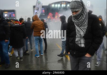 Istanbul, Türkei. 19. März 2023. Menschen, die während der Feier bei starkem Regen gesehen wurden. Die traditionelle Zeremonie für den Beginn des „Neujahrs“, die der persischen Tradition entspricht und von den Kurden geteilt wird, wurde im Yenikapi Meeting Area in Istanbul gefeiert. Während der Zeremonie, im Vorfeld der für den 14. Mai 2023 anberaumten Präsidentschafts- und Parlamentswahlen, nahmen Mitglieder der pro-kurdischen Parteien HPD, der Yesil Sol Party und Anhänger anderer Oppositionsparteien an der Veranstaltung Teil. (Credit Image: © Valeria Ferraro/SOPA Images via ZUMA Press Wire) NUR ZUR REDAKTIONELLEN VERWENDUNG! Nicht für Comme Stockfoto