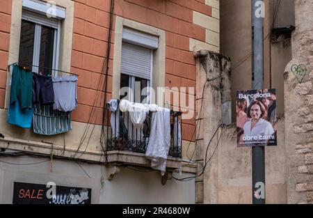 Barcelona, Spanien. 26. Mai 2023. Ein Wahlplakat der Bürgermeisterin und des Kandidaten für die Wiederwahl Ada Colau, das ganz in der Nähe der Häuser platziert wurde. Wenige Stunden nach Ende der Wahlpropagandazeit sind einige Wahlplakate sichtbar, die Zeichen von Vandalismus oder kritischen Veränderungen durch Oppositionsgruppen zeigen. (Foto: Paco Freire/SOPA Images/Sipa USA) Guthaben: SIPA USA/Alamy Live News Stockfoto