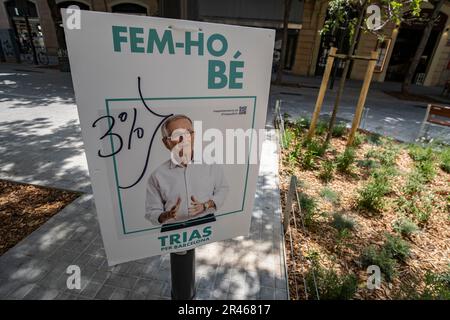 Barcelona, Spanien. 26. Mai 2023. Ein Wahlplakat des ehemaligen Bürgermeisters und Kandidaten Xavier Trias mit Anspielungen auf die Korruption von 3 % seiner Regierungszeit. Wenige Stunden nach Ende der Wahlpropagandazeit sind einige Wahlplakate sichtbar, die Zeichen von Vandalismus oder kritischen Veränderungen durch Oppositionsgruppen zeigen. (Foto: Paco Freire/SOPA Images/Sipa USA) Guthaben: SIPA USA/Alamy Live News Stockfoto