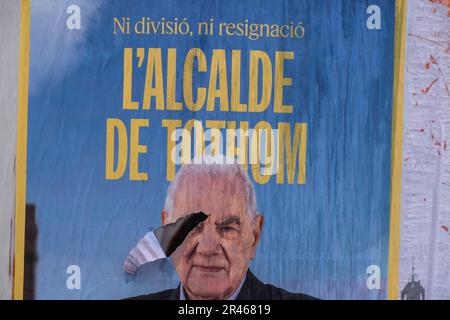 Barcelona, Spanien. 26. Mai 2023. Ein Wahlplakat für Bürgermeisterkandidat Ernest Maragall, das als verwüstet angesehen wurde. Wenige Stunden nach Ende der Wahlpropagandazeit sind einige Wahlplakate sichtbar, die Zeichen von Vandalismus oder kritischen Veränderungen durch Oppositionsgruppen zeigen. (Foto: Paco Freire/SOPA Images/Sipa USA) Guthaben: SIPA USA/Alamy Live News Stockfoto