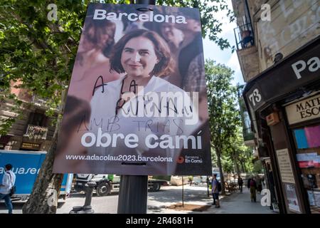 Barcelona, Spanien. 26. Mai 2023. Ein Wahlplakat der Bürgermeisterin und Kandidatin für die Wiederwahl von Ada Colau hat sich mit kritischen Phrasen über ihr Management verändert. Wenige Stunden nach Ende der Wahlpropagandazeit sind einige Wahlplakate sichtbar, die Zeichen von Vandalismus oder kritischen Veränderungen durch Oppositionsgruppen zeigen. (Foto: Paco Freire/SOPA Images/Sipa USA) Guthaben: SIPA USA/Alamy Live News Stockfoto