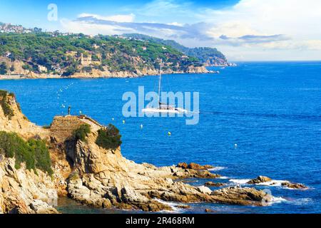 Malerische Landschaft des Mittelmeers und der Berge innerhalb der Stadt Lloret de Mar an sonnigen Tagen. Costa Brava, Girona, Katalonien, Spanien Stockfoto