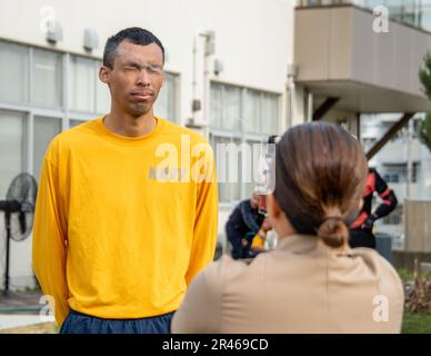 230331-N-OG286-1253 MARINE AIR FACILITY ATSUGI, Japan (31. März 2023) Aviation Maintenance Administrationman 2. Class Maycile Saugterwhite, tritt in einem Hilfskurs der Security Force Academy Oleoresin Capsicum (OC) Spray Training Course auf, der von der Sicherheitsabteilung an Bord der Naval Air Facility (NAF) Atsugi angeboten wird. Die NAF Atsugi unterstützt die Kampfbereitschaft des Befehlshabers, der Fluggesellschaft Air Wing FIVE (CVW 5), der Hubschrauberstaffel FIVE ONE (HSM-51) und von 30 weiteren Mietern und leistet logistische Unterstützung, Koordination und Dienste für Einheiten, die dem westlichen Pazifik zugewiesen sind. Stockfoto