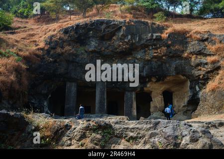 Menschen in den Höhlen auf der Insel Elephanta bei Mumbai Stockfoto