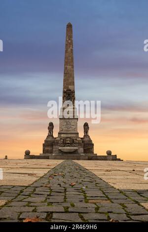 Ein beeindruckender, ikonischer Obelisk steht hoch in der deutschen Stadt Eltville Stockfoto