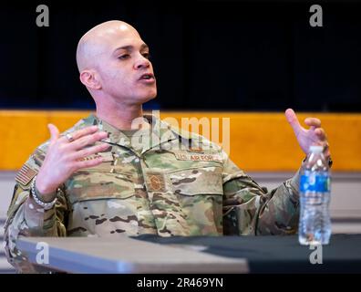 Generalstabschef der Luftwaffe, Sergeant Lloyd Morales, Befehlshaber des 88. Luftwaffenstützpunktes, nimmt am 30. März 2023 an einer Podiumsdiskussion in der USO Teil, die im Rahmen der Begehung des Women's History Month auf dem Luftwaffenstützpunkt Wright-Patterson, Ohio, stattfindet. Stockfoto