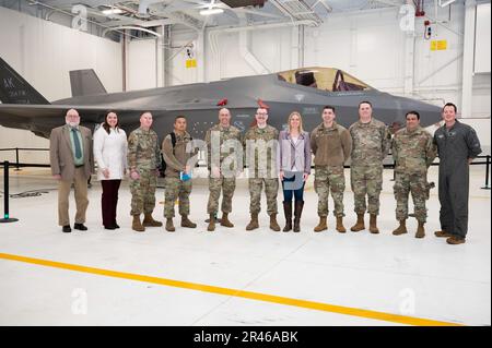 Lauren Barrett Knausenberger, Chief Information Officer des Departements der Luftwaffe, nahm am 29. März 2023 an einer Basistour am Luftwaffenstützpunkt Eielson, Alaska, Teil. Während ihres Besuchs traf sich Knausenberger mit Oberst David Berkland, 354. Befehlshaber des Kampfflügels, um mehr über die Mission von Eielson zu erfahren und die entscheidende Rolle der Cyberkommunikation zu erörtern. Der Besuch von Knausenberger lieferte wertvolle Einblicke in die Nutzung der Kommunikations- und Informationstechnologie durch die Zentrale, um Bereiche zu ermitteln, in denen zusätzliche Ressourcen oder Unterstützung erforderlich sein könnten. Stockfoto