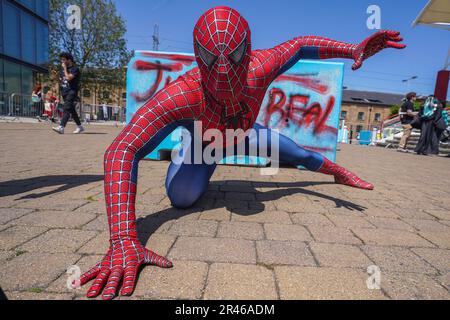 London UK. Am 26. Mai 2023 Trug Ein Teilnehmer ein Spiderman-Kostüm am Eröffnungstag des jährlichen MCM-Comics. Die MCM Comic con Convention konzentriert sich auf Videospiele, Sci-Fi, Cosplay und populäre Medien und findet ab dem 26-28. Mai drei Tage lang im Excel Center in London Docklands Credit: amer ghazzal/Alamy Live News statt Stockfoto