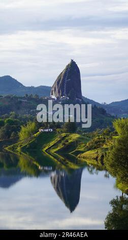 Ein ruhiger See vor majestätischen Bergen und üppigen grünen Bäumen. Guatape, Kolumbien. Stockfoto