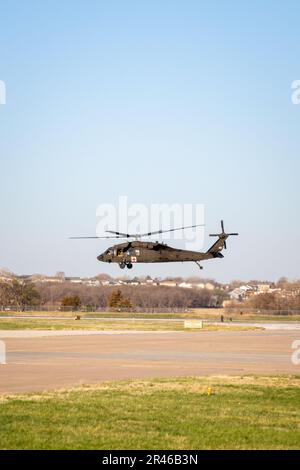 Soldaten der Nationalgarde der Nebraska Army starten in einem UH-60 Blackhawk Helikopter von der Army Aviation Support Facility in Lincoln, Nebraska, am 12. April 2023 nach Cherry County, Nebraska, um örtliche Ersthelfer und Notfallmanager bei der Bekämpfung der fortlaufenden Waldbrände zu unterstützen. Das war einer von zwei UH-60 Blackhawk Hubschraubern, die an diesem Morgen geschickt wurden, um mehrere Waldbrände im ganzen Staat zu bekämpfen. Der zweite Hubschrauber fuhr nach Jefferson County, Nebraska. Insgesamt wurden ab 10:00 Uhr 32 Soldaten der Nationalgarde von Nebraska und Flugzeuge - Luft- und Bodenpersonal - zur Unterstützung der Feuerwehr gerufen April 12 Stockfoto