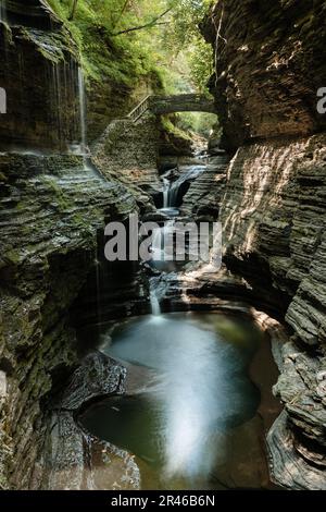 Ein wunderschöner, atemberaubender Blick auf die Rainbow Falls im Watkins Glen State Park, einem atemberaubenden Ort in New York Stockfoto