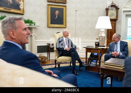 Präsident Joe Biden trifft sich mit dem Mehrheitsführer des Senats Chuck Schumer (D-NY), dem Minderheitenführer Mitch McConnell (R-KY), dem Haussprecher Kevin McCarthy (R-CA) und dem Minderheitenführer Hakeem Jeffries (D-NY), um am Dienstag, den 9. Mai 2023, im Oval Office des Weißen Hauses über die Schuldengrenze zu diskutieren. (Offizielles Foto des Weißen Hauses von Adam Schultz) Stockfoto