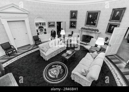 Präsident Joe Biden kehrt am Dienstag, den 9. Mai 2023 in das Oval Office des Weißen Hauses zurück, nachdem er gegenüber der Presse über sein Treffen mit der Führung des Kongresses über die Schuldengrenze gesprochen hatte. (Offizielles Foto des Weißen Hauses von Adam Schultz) Stockfoto