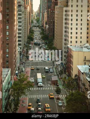 Blick auf eine Straße in Manhattan von der Roosevelt Island Tramway, New York City Stockfoto