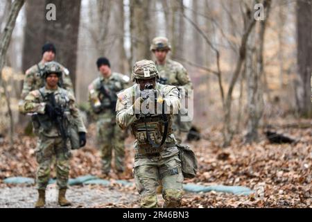 1. LT. Juan O'Neal, Platoonführer mit 2. Bataillon, 506. Infanterieregiment, 3. Brigadekampfteam, 101. Luftwaffendivision, Luftangriffe-Konduts stehen unter direktem Beschuss, während er trainiert, um sein Expert Infanterie Abzeichen (EIB) oder Expert Soldier Abzeichen (ESB) am 13. März 2023 in Ft. Campbell, Ky. Unter direktem Beschuss zu stehen, ist eine von vielen Spuren, die Soldaten absolvieren müssen, um ihr EIB/ESB-Abzeichen zu erlangen. Stockfoto