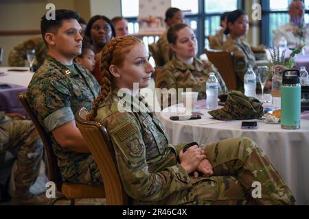 Keesler-Mitarbeiter besuchen den Women's History Month Bruncheon im Bay Breeze Event Center am Keesler Air Force Base, Mississippi, 27. März 2023. Das Thema des diesjährigen Women's History Month ist die Feier von Frauen, die unsere Geschichten erzählen und wird im März gefeiert. Stockfoto