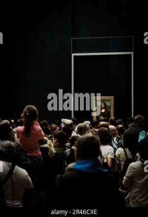 Die Mona Lisa im Louvre, umgeben von einer Menschenmenge. Stockfoto