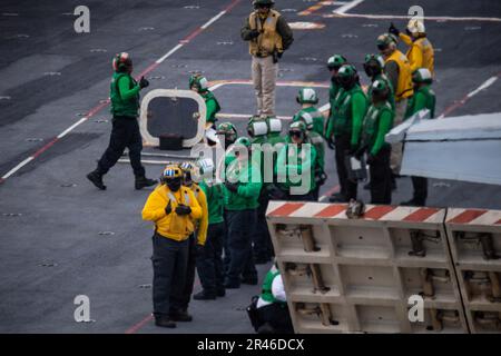 230328-N-OB471-2009 ATLANTISCHER OZEAN (28. März 2023) Seeleute führen Flugbetrieb an Bord des Flugzeugträgers der Nimitz-Klasse USS Dwight D. Eisenhower (CVN 69) durch. IKE führt derzeit Routineeinsätze im Atlantik durch. Stockfoto