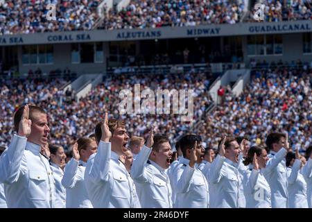 Annapolis, USA. 26. Mai 2023. Während der Abschlussfeier der Marineakademie und der Provisionszeremonie in den USA leisten die Seeschiffsmänner den Amtseid Marineakademie in Annapolis, Maryland, am Freitag, den 26. Mai 2023. Foto: Bonnie Cash/UPI Credit: UPI/Alamy Live News Stockfoto
