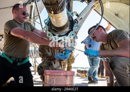 Besatzungschefs, die der 23. Expeditionsbombenstaffel zugeteilt wurden, arbeiten routinemäßig an einer B-52H Stratofestung auf dem Luftwaffenstützpunkt Morón, Spanien, 20. März 2023. BTF-Missionen ermöglichen es den Crews, einen hohen Stand der Einsatzbereitschaft aufrechtzuerhalten und unsere stets einsatzbereite globale Angriffsfähigkeit zu validieren. Stockfoto