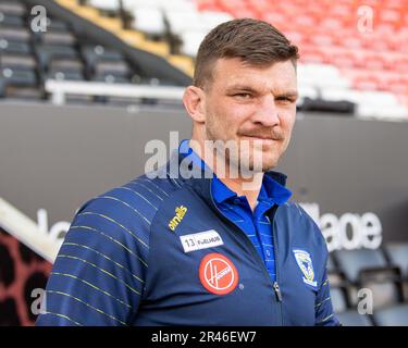 Josh McGuire #13 von Warrington Wolves trifft vor dem Spiel der Betfred Super League Runde 13 Leigh Leopards gegen Warrington Wolves im Leigh Sports Village, Leigh, Großbritannien, 26. Mai 2023 ein (Foto von Craig Thomas/News Images) Stockfoto