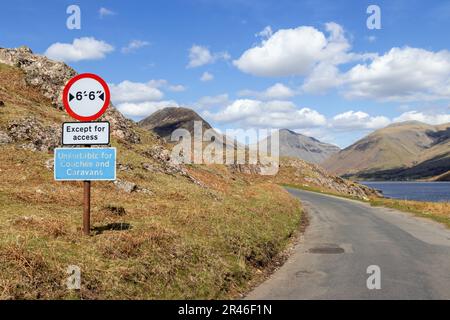 Straßenschild bei Wastwater im Lake District, England Stockfoto