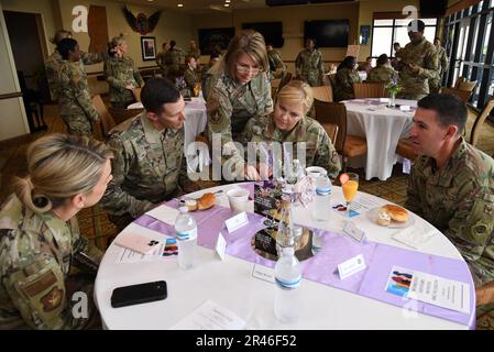 Die Keesler-Führung nimmt während des Women's History Month Bruncheon im Bay Breeze Event Center am Keesler Air Force Base, Mississippi, am 27. März 2023 an einem Quizspiel Teil. Das Thema des diesjährigen Women's History Month ist die Feier von Frauen, die unsere Geschichten erzählen und wird im März gefeiert. Stockfoto