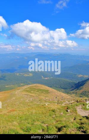 Foto wurde in der Ukraine aufgenommen. Das Bild zeigt den Aufstieg einer Gruppe von Menschen auf einem steilen Pfad zum Gipfel eines Berges in der malerischen Karpaten-Moun Stockfoto
