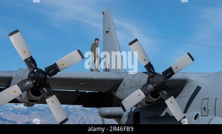 Flugbesatzung der 43. Electronic Combat Squadron führt am Luftwaffenstützpunkt Davis-Monthan, Arizona, am 18. Januar 2023 Inspektionen vor dem Flug durch. Der 43. ECS fliegt die EC-130H, um seine Mission zur elektronischen Flugführung als Teil der einzigen elektronischen Kampfgruppe in den USA durchzuführen Die Luftwaffe. Stockfoto