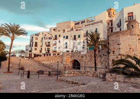 Detaillierter Blick in die Stadt Peniscola auf die Festung bei Sonnenuntergang Stockfoto