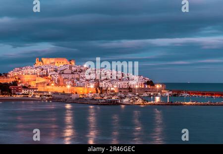 Stadtbild von Peniscola im Licht der abendlichen blauen Stunde Stockfoto