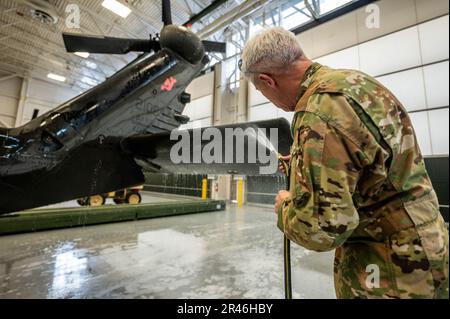 USA Army Staff Sergeant Daniel Montgomery, UH-60 Helikopter-Reparateur mit dem 1. Assault Helicopter Bataillon, 150. Aviation Regiment, wäscht einen UH-60m Black Hawk auf der Joint Base McGuire-Dix-Lakehurst, New Jersey, 10. April 2023. Die Black Hawks werden regelmäßig gewaschen, um Korrosion und Schäden zu verhindern und die Einsatzbereitschaft aufrechtzuerhalten. Stockfoto