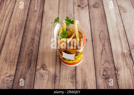 Die Krokette ist eine Teigpartie, die aus einer dicken Sauce wie Becamel und einem Hackfleisch aus verschiedenen Zutaten hergestellt wird und mit Ei und überzogen wurde Stockfoto