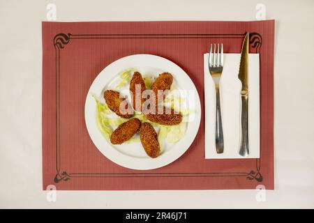 Es ist Essen, das in vielen Bars und Restaurants als Tapas und Vorspeisen verwendet wird. Kroketten sind eine Teigpartie, die verschiedene Formen haben kann Stockfoto