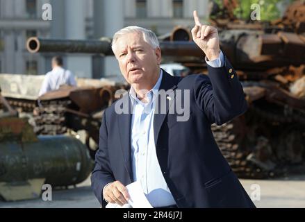 KIEW, UKRAINE - 26. MAI 2023 - US-Senatorin Lindsey Graham hält eine Pressekonferenz auf dem Mykhailivska-Platz in Kiew, der Hauptstadt der Ukraine, ab. Stockfoto